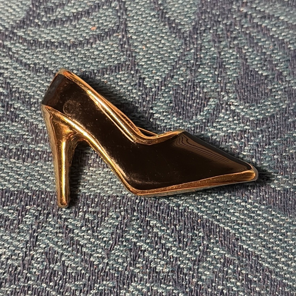 Vintage LARGE CHUNKY GOLD & BLACK ENAMEL STILETTO SHOE PIN BROOCH